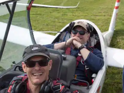 Erfolg f&uuml;r Swen Wollschl&auml;ger (vorne) und Eckhard Kaufeld (hinten): Die beiden Segelflieger in Bohlenbergerfeld belegen beim internationalen Wettbewerb in Klix in der Oberlausitz den zweiten Platz in der Gesamtwertung.