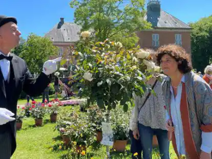 Echt dufte: Der Landpartie-Butler (Stefan Koller) f&uuml;hrt Besucherin Theda Bakker-Langer durch die Rosen.