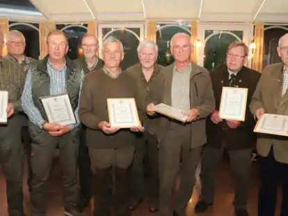 Wurden f&uuml;r ihre langj&auml;hrige Mitgliedschaft geehrt (von links): Johannes L&uuml;cking, Heiner Block, Bernd Siemer, Heinz Hinderks, Egbert Sobing senior, Karl-Dieter Efkes, Manfred Gullatz, Hans-Georg Niemeyer und Rudi Schulte.