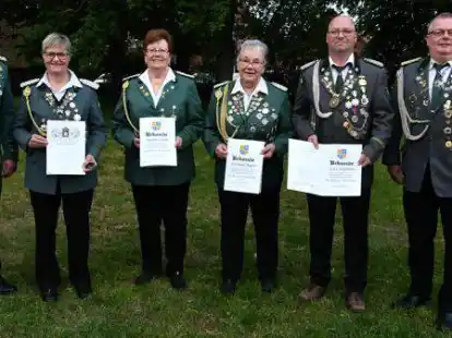 Ausgezeichnet vom Sch&uuml;tzenbund Huntestrand: (von links) Pr&auml;sident Thomas Stoyke mit Anke Haferkamp, Marlies Sander, Hiltraud Dagott und Uwe D&uuml;&szlig;mann sowie Vize-Pr&auml;sident Bernd Grotel&uuml;schen.