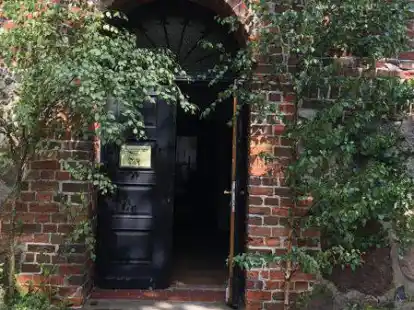 Herzlich willkommen: Die Eingangst&uuml;r zur St.-Ansgari-Kirche in Kirchhatten ist anl&auml;sslich des Pfingstfestes geschm&uuml;ckt worden.