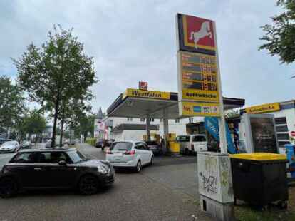 Am ersten Tag der Spritpreisbremse zeigten viele Tankstellen-Preistafeln in Oldenburg, wie hier an der Donnerschweer Stra&szlig;e, noch niedrigere Zahlen an.