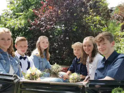 Der Markhauser Kinderthron in der Kutsche (von links): Laura Berssen, Jonas Meyer, 2. Nebenk&ouml;nigin Anna Thyen, Marius Gedanitz, Kinderk&ouml;nigin Lara Breyer und 1. Nebenk&ouml;nig Marco Hillen.
