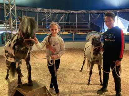 Die Stars der Pferdeshow: Indianerm&auml;dchen &bdquo;Yamanti&ldquo; mit ihrem Pony &bdquo;Kleiner Falke&ldquo; und Cowboy Rudi mit Pony &bdquo;Christella&ldquo;.