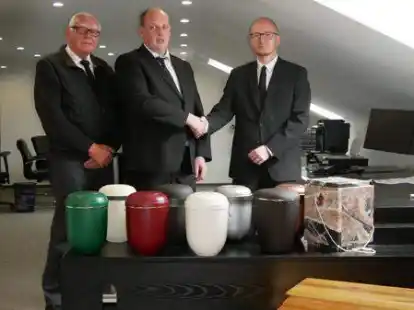 Traditionsunternehmen in neuen H&auml;nden: Stefan Schellstede (Mitte) hat das Bestattungsinstitut Harde von Jan H&auml;vecker (rechts) &uuml;bernommen. Der fr&uuml;here Inhaber G&uuml;nther Harde bleibt dem Unternehmen eng verbunden.