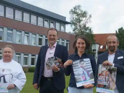 Engagieren sich mit der Postkartenaktion &bdquo;Lasst mich...!&ldquo; f&uuml;r mehr Verst&auml;ndnis bei Demenz (von links): Chefarzt der Klinik f&uuml;r Geriatrie Peter Plettenberg, Gesch&auml;ftsf&uuml;hrer Dr. Werner Wodrich, Philine Popken-de Freyle, Pflegedirektorin und Heimleiterin des Wohn- und Pflegezentrums St. Marien-Stift, und Andreas Flamming, Projektleiter und Pflegeentwicklung.