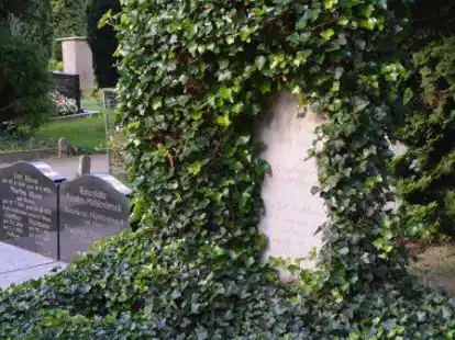 Eines der Ziele des Spaziergangs: das Grab von Horst Janssen auf dem Oldenburger Gertrudenkirchhof.