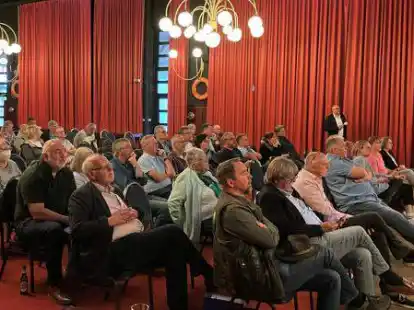 Rund 60 B&uuml;rger plus Ratsvertreter verfolgten in der Eventhalle die Pr&auml;sentation der Konzepte f&uuml;r eine touristische Erschlie&szlig;ung der Rundinsel im Wangermeer.
