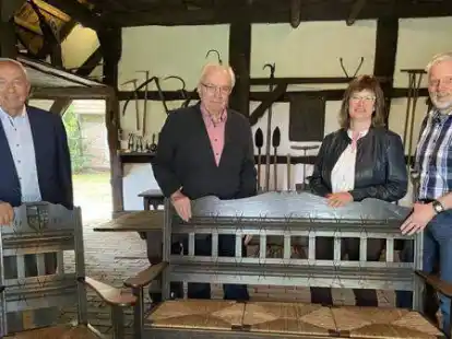 &Uuml;bergabe (v.l.): Gottfried Pille und Norbert Krogmann vom Heimatverein M&uuml;hlen sowie Andrea Krebeck und Hendrik Brase (Standesbeamte der Gemeinde Steinfeld).