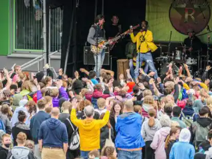 Live-Musik: Begeisterung beim Konzert der Band &bdquo;Revolution R&ldquo; auf der B&uuml;hne der IGS Fl&ouml;tenteich.