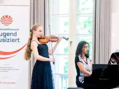 Anna Dobbelstein spielt bei einem Vorspiel im Rahmen des Bundeswettbewerbs &bdquo;Jugend musiziert&ldquo; auf ihrer Geige im Alten Landtag und wird dabei von Eleonora Siciliano am Klavier begleitet. insgesamt waren rund 2300 jugendliche Musikerinnen und Musiker vor Publikum dabei.