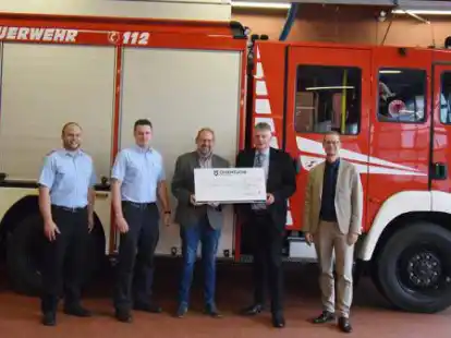 Scheck&uuml;bergabe bei der Feuerwehr Ramsloh (von links): stellv. Ortsbrandmeister Timo Hinrichs, Ortsbrandmeister Matthias Schulte, B&uuml;rgermeister Thomas Otto, Andreas Thoben (Gesch&auml;ftsstellenleiter der &Ouml;ffentlichen Oldenburg in Ramsloh) und Frank Schwerter (Bereichsdirektor &Ouml;ffentliche Oldenburg).