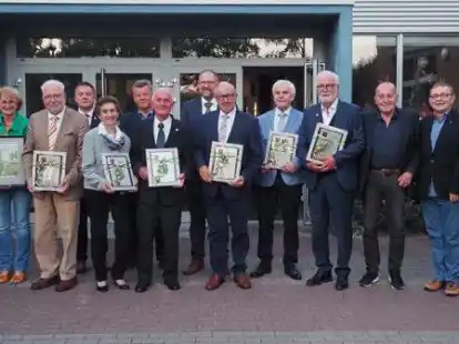 Zahlreiche Ehrungen (von links): Astrid Fedorowicz, Miriam K&ouml;sters, Christian Koch, Adam Rucinski, Marianne Fugel, Boguslav Krasucki, Leonhard Rosenbaum, Thomas Otto, Gerhard Olling, Hubert Frye, Karl-Peter Schramm, Peter Ziegler, Slawomir Siwerski und Heinrich Norrenbrock.