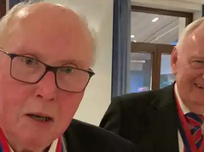 Franz Wienken (links) &ndash; 14 Jahre Vorsitzender des SSC &ndash; wurde zum Ehrenpr&auml;sidenten ernannt. Dar&uuml;ber freute sich auch dessen Nachfolger Benno Siemer (rechts).