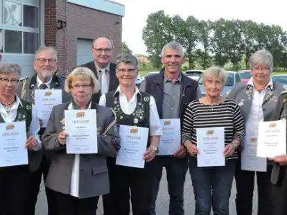 B&uuml;rgermeister Harald Stindt (5. von links) gratulierte zu Urkunden und Abzeichen f&uuml;r die Meistersch&uuml;tzen: (von links) Joachim Marburg, Lisa Reins, Reiner Meinen, Vera Meinen, Gertrud L&uuml;bben, Jan-Bernd Schomaker, Gertrud Borchers, Hildburg Freels und G&uuml;nter Sommer