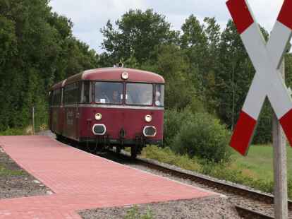 Mit diesem Schienenbus f&auml;hrt die Museumseisenbahn auch durch die Gemeinde Bar&szlig;el.