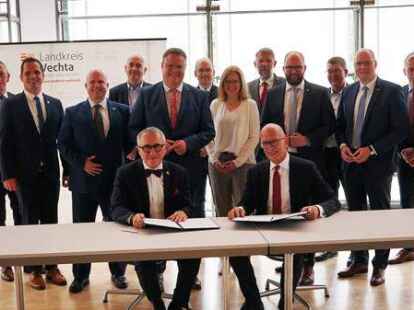 Einen Kooperationsvertrag unterzeichneten Prof. Dr. Martin Vokurka (Dekan der Ersten Medizinschen Fakult&auml;t der Karls-Universit&auml;t) und Ulrich Pelster (Vorstandsvorsitzender der Schwester-Euthymia-Stiftung) im Beisein vieler Beteiligter (von links).