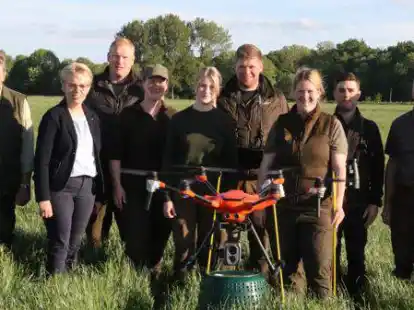 Gruppenbild mit Drohne von links: Wilfried Wefer, Andrea Large, Florian Wulf, Mareike und Venja Gramberg, Jan-Eike Kaars, Katrin Gramberg, Hannes Bohlen, Wilhelm Diekmann