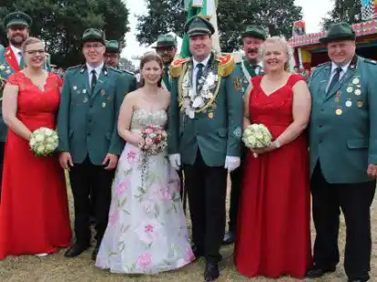 Ein neues K&ouml;nigspaar muss her: 2019 bestiegen Jens und Christin Bohmann (Mitte) mit ihrem Gefolge den Thron.