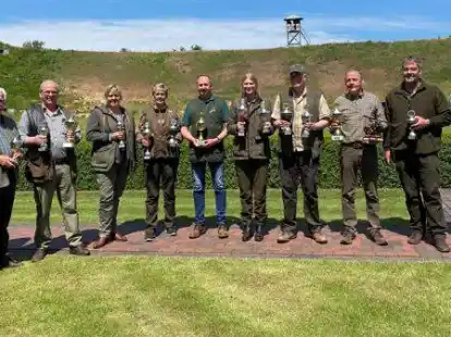 Erfolgreiche Sch&uuml;tzen (v.l.): Hegeringsleiter Markus G&ouml;ken, August Behrens (Seniorenpokal), Franz Abeln, Christiane Faske, Cordula Wulfers (Damenpokalsiegerin), Willi Thoben, Mareike Otten, Alois Otten (Hegeringsmeister, bester Sch&uuml;tze), Georg Busse (Sieger Mannschaft Revier Tweel), Ralf Bley, Schie&szlig;obmann Stefan Ostendorf