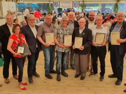 Geehrte, Vorstand und Politiker (von links): Bernd Stallmann, Albert Focke, Nadine Gr&auml;fe, Hans-J&uuml;rgen Hoffmann, Klaus Ahlers, Erwin Schmiederer, Dr. Franz Stuke, Alfons L&uuml;cking, Landrat Johann Wimberg, Manfred Kern, Werner Grote, B&uuml;rgermeister Neidhard Varnhorn.