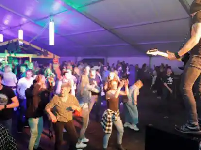Es herrschte eine ausgelassene Partystimmung bei &bdquo;E&rsquo;fehn rockt&ldquo; in Elisabethfehn.