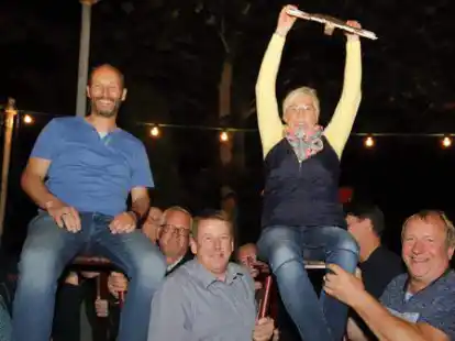 Die Sch&uuml;tzenbr&uuml;der der Sch&uuml;tzenkameradschaft Friesenk&ouml;nig Radbod Bollingen lie&szlig;en das neue K&ouml;nigshaus Wilfried und Christina Harms Hoch leben.