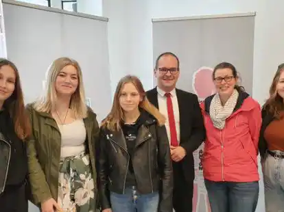 Treffen in Hannover: Sophia R&uuml;ve (von links), Selina Macht, Nicole Felbel, Kultusminister Grant Hendrik Tonne, Nicole Bruns (Fachlehrerin Politik) und Diana Albrecht.