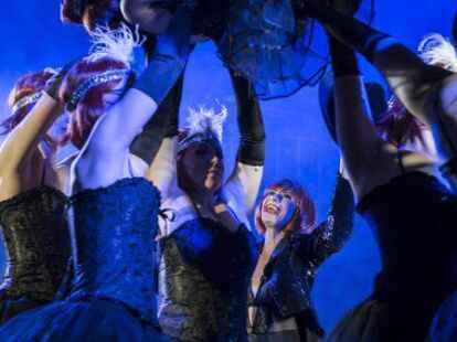 Das Broadway Musical &bdquo;Hairspray&ldquo; zeigt Tracy Turnblad, die trotz aller R&uuml;ckschl&auml;ge ihre Lebensfreude und ihre positive Einstellung beibeh&auml;lt. BILD: landesb&uuml;hne niedersachsen nord