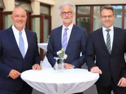 Zeigten sich sehr zufrieden mit der Entwicklung der Ostfriesische Volksbank eG (v. l.): Holger Franz (Vorstandsvorsitzender), Folkmar Ukena (Aufsichtsratsvorsitzender) und Georg Alder (Vorstandsmitglied).