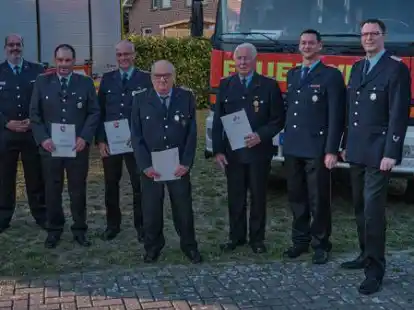B&uuml;rgermeisterin Antje Oltmanns (links) war bei der Versammlung der Feuerwehr dabei: (von links) Stephan Hartmann, Stefan Alterbaum, Ingo Ulrich, Alfred Lehmk&uuml;hler, Ewald Wachtendorf, Sascha Henning, Ortsbrandmeister Torsten Fischer und Heiner Ulrich