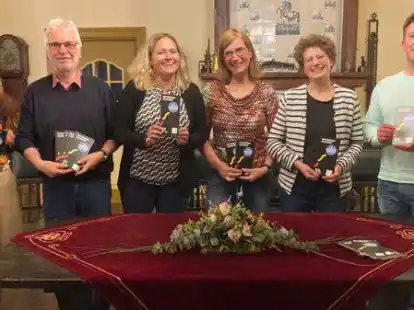 Zum neuen Vorstand des Kunstvereins Nordenham geh&ouml;ren Doris Becker, Hans-Heinrich Berends, Martina Francksen, Jane Agena, Anne Humboldt und Justin Hofschildt.