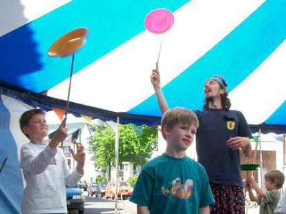 Auch die Spielefeuerwehr kommt zum Familienfest bei der Weberei.