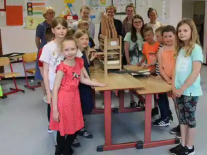 Birgit Popien, Referentin f&uuml;r Musik und kulturelle Bildung bei der Dr.-Hildegard-Schnetkamp-Stiftung in Oldenburg, war in die Grundschule Gehlenberg gekommen, um den Kindern den Aufbau einer Orgel zu zeigen.