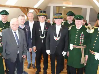 K&ouml;nig Timo Poppe und Schaffer Andreas Tonn (Mitte, von links) wurden am Mittwochabend von der Gildef&uuml;hrung den Spitzen des Landkreises vorgestellt: (von links) Gilde-Schatzmeister Siegbert Schmidt, Adjutant des Generals Artur Gabriel, Kreistags-Vorsitzender Hartmut Post, Landrat Christian Pundt und  Erster Kreisrat Christian Wolf sowie (von rechts) General Jens Kuraschinski, Oberst Willi Meyer und Adjutant des Obersts Manfred Wulf.