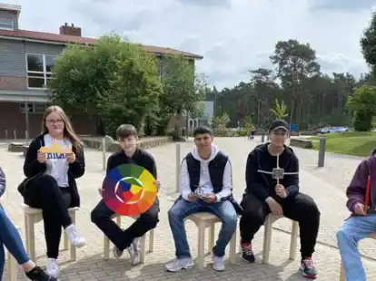 Diese Neuntkl&auml;ssler der Waldschule zeigen handwerkliche Arbeiten, die sie an der BBS Wildeshausen hergestellt haben. Gemeinsam mit 30 weiteren Sch&uuml;lern lernten die M&auml;dchen und Jungen viele verschiedene berufliche Schwerpunkte kennen.