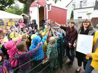 Marcel Hackler (von rechts), Beauftragter f&uuml;r Umweltschutz, Klimaschutz und Energie der ev. Kirche Oldenburg &uuml;berreichte Antje Baumhof, Leiterin der Kindertagesst&auml;tte, die Urkunde. Mit dabei war Alexandra Rodis, stellvertretend f&uuml;r den F&ouml;rderverein &bdquo;Kleine B&uuml;rger e.V.&ldquo;.