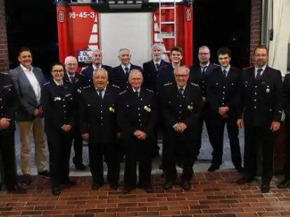 Feuerwehrversammlung: J&ouml;rg Schmidt (hinten, v.l.), J&ouml;rg Skatulla, Heinz Emken, Enno Carstens, Gerold Carsten, Thomas M&ouml;nnich, Mattes Wichmann, Ole Clau&szlig;en, Eike Staab, Frank Clau&szlig;en, Reiner Suhr sowie Diane Febert (vorne, v.l.), Gernold Rudolph, Helmut Schl&ouml;telburg, Werner Grummer.