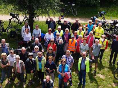 Wind- und Wetterradler auf 3-Tages-Tour nach Meppen Anfang Juni starteten 44 Wind- und Wetterradler aus Jever mit ihren Autos nach Meppen, um von dort aus per Fahrrad drei sehr interessante Ziele zu erreichen. Durch eine reizvolle Landschaft f&uuml;hrte die erste Tour (48 km) nach Bramhar (Ortsteil von Geeste). Dort pr&auml;sentierte das Bauernhofcaf&eacute; &bdquo;Kr&auml;uterhof&ldquo; sich seinen G&auml;sten als Ort der Ruhe und Entspannung in nat&uuml;rlicher l&auml;ndlicher Umgebung. Die zweite Tour leitete die Radler auf einer Strecke von ca. 70 km durch eine beeindruckende Moor- und Heidelandschaft in den Niederlanden. Die sehenswerte Hansestadt Hasel&uuml;nne als &auml;lteste Stadt &bdquo;im Herzen des Emslandes&ldquo; bildete das letzte Etappenziel der Biker. Insgesamt wurden an den drei Tagen 150 km auf dem Rad zur&uuml;ckgelegt.