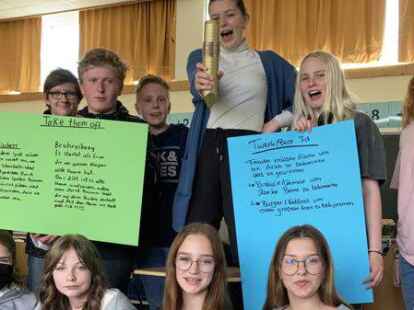 Es ist nicht alles Gold, was gl&auml;nzt: Die Sch&uuml;ler nominieren ein Unternehmen f&uuml;r den Negativpreis f&uuml;r absurdes Gendermarketing.