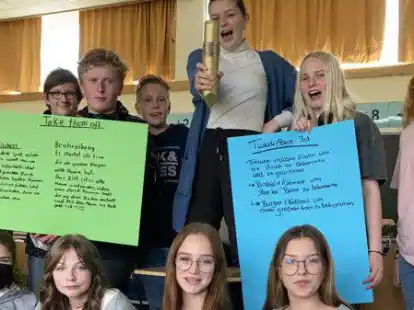 Es ist nicht alles Gold, was gl&auml;nzt: Die Sch&uuml;ler nominieren ein Unternehmen f&uuml;r den Negativpreis f&uuml;r absurdes Gendermarketing.