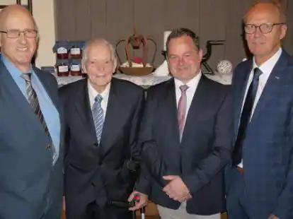 Drei Generationen von Sielachtvorstehern: Klaus Jensen (von links), Gerd Hobbie, Marko Harms und Verbandsgesch&auml;ftsf&uuml;hrer Gerd Bartels.