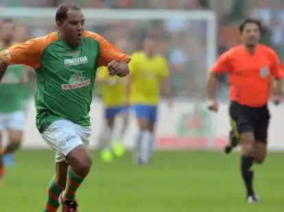 Publikumsliebling &bdquo;Kugelblitz&ldquo; Ailton &ndash; hier bei seinem Abschiedsspiel 2014 im Weserstadion in Bremen &ndash; spielt am 19. Juni mit der Werder-Traditionsmannschaft in B&ouml;sel.