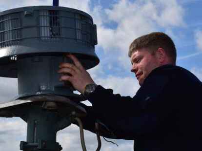 Eine Sirene vom Typ E57 installiert hier Andre Siemer von der Feuerwehr Cloppenburg.