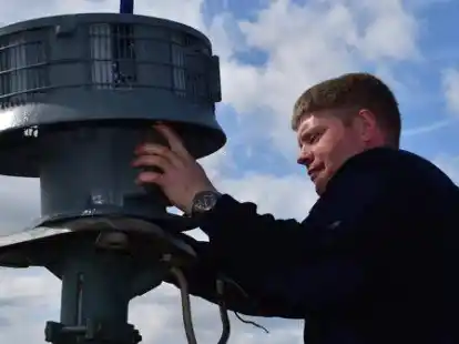 Eine Sirene vom Typ E57 installiert hier Andre Siemer von der Feuerwehr Cloppenburg.