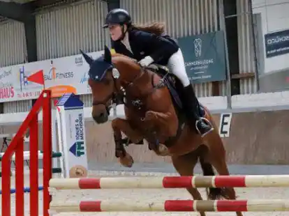 Den Standard-Springwettbewerb  gewann Paula Olling auf Clemento.