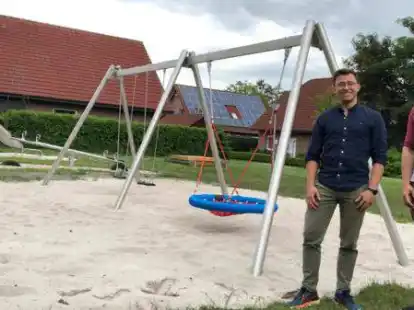 Freuen sich &uuml;ber den bereits wiederhergestellten Spielplatz &bdquo;Am Moor