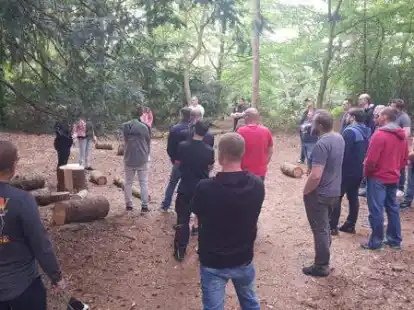Viele Ideen und jede Menge Tatkraft: Bei einem Termin im W&auml;ldchen wurden die geplanten Holzspielzeuge von den Kindergarten-V&auml;tern vorgestellt.
