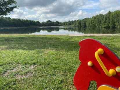 Der Badesee in Veenhusen wird wegen seines t&uuml;rkisblauen Wassers auch &bdquo;Blaue Lagune&ldquo; genannt. Bild: Nils Thorweger