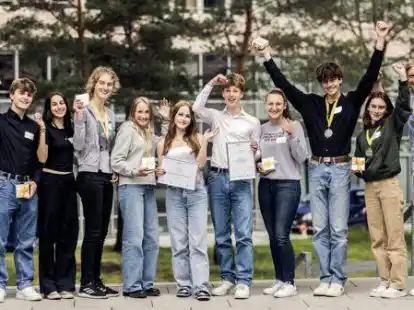 Riesige Freude bei den Sch&uuml;lern des Herbartgymnasium, die bundesweit den 2. Platz in dem Wettbewerb der Flossbach von Storch-Stiftung geholt haben &ndash;  mit ihrem Lehrer Jonas Schierke (re.)